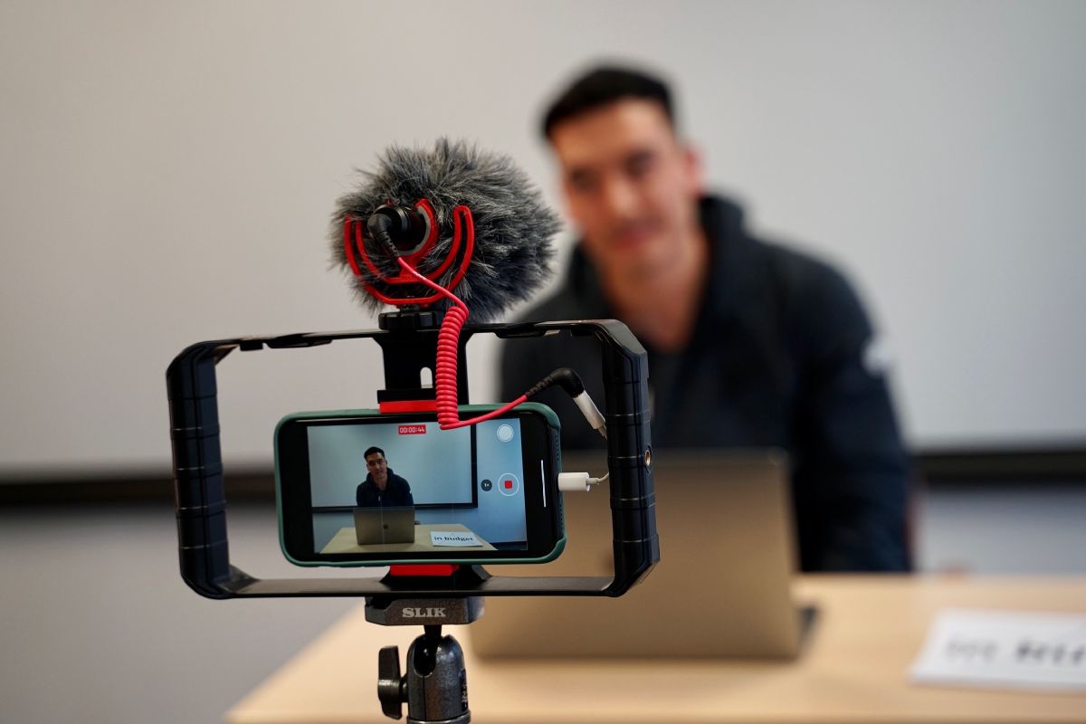 Nachdem alle Vorbereitungen abgeschlossen waren, konnte die erste Klappe fallen.